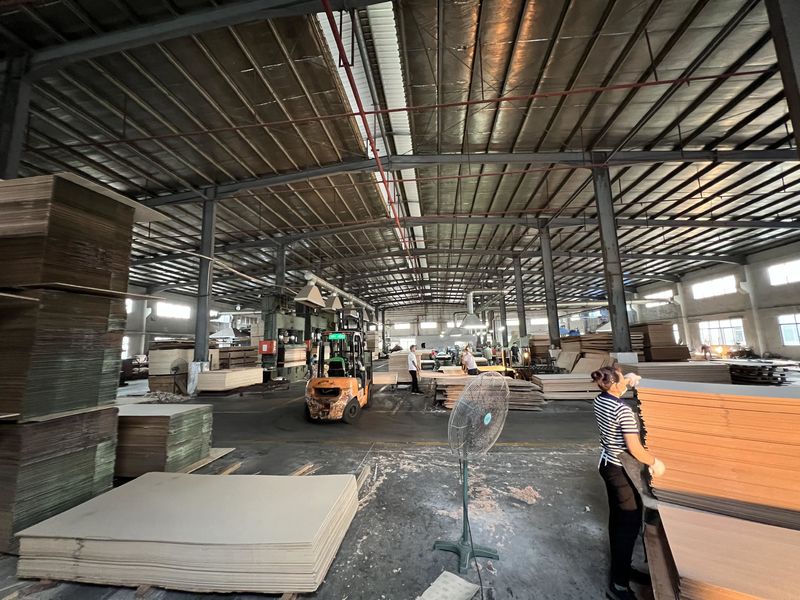 Dongguan Lingfeng Wood Industry Co., Ltd. γραμμή παραγωγής του κατασκευαστή