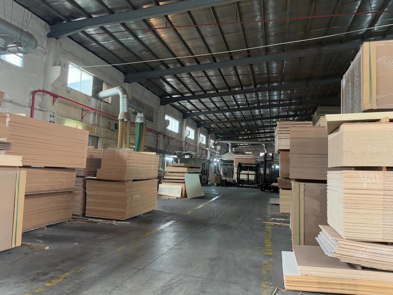 Dongguan Lingfeng Wood Industry Co., Ltd. γραμμή παραγωγής του κατασκευαστή